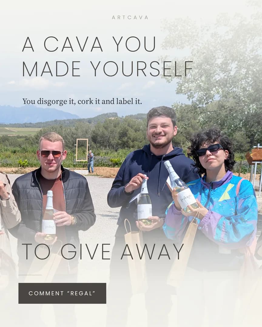 Three Artcava guests in the Penedès holding the bottles of cava they made themselves, each one in its kraft gift bag.