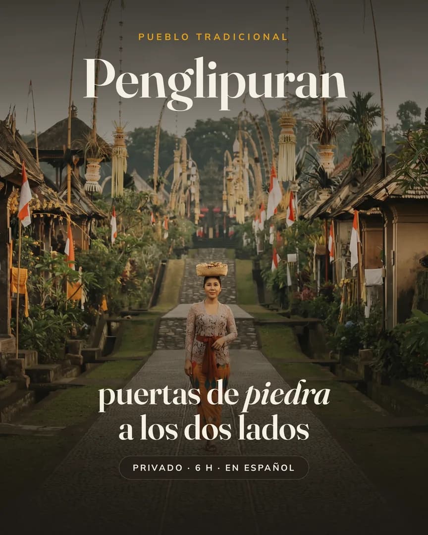 Una mujer con una ofrenda en la cabeza camina por la calle de piedra de Penglipuran.