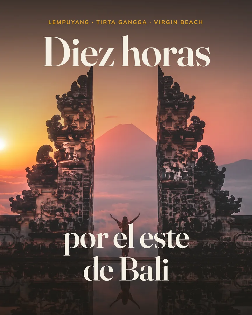 Puerta partida del templo de Lempuyang al sol bajo, con el volcán y un mar de nubes al fondo.